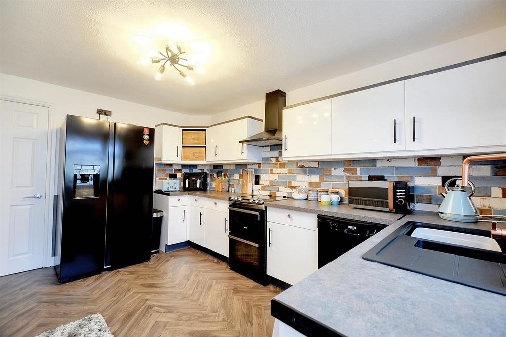 Kitchen 2.jpeg