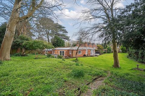4 bedroom bungalow for sale, High Street, Southampton SO31