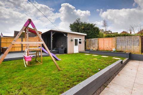 3 Greenfields Road, Wombourne, Wolverhampton, WV5 0HP