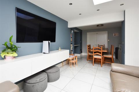 3 Greenfields Road, Wombourne, Wolverhampton, WV5 0HP