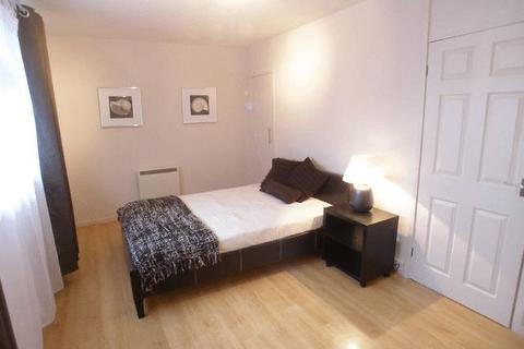 2 bedroom apartment to rent, Broomfield Crescent, Leeds