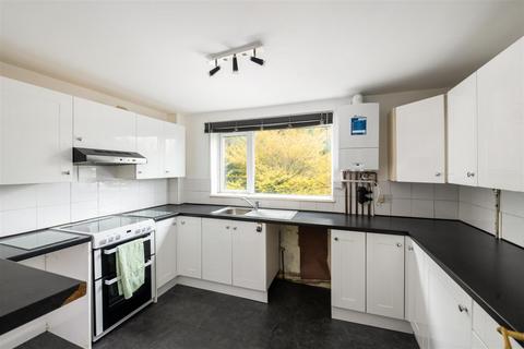 2 bedroom flat for sale, The Chestnuts, Horley