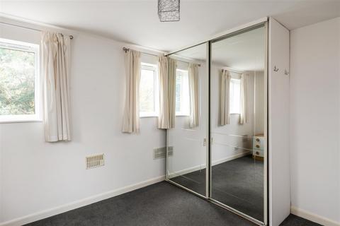 2 bedroom flat for sale, The Chestnuts, Horley