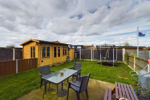 17 Thames Crescent, Corringham, Stanford-le-hope, SS17 9DT