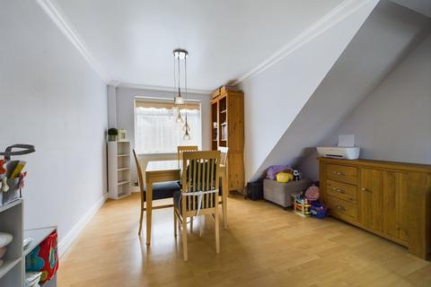17 Thames Crescent, Corringham, Stanford-le-hope, SS17 9DT