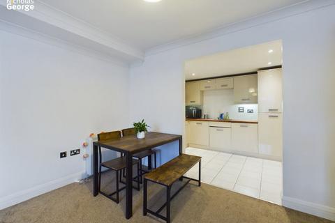 2 bedroom flat to rent, Trinity Court, Moseley, B13 9HW