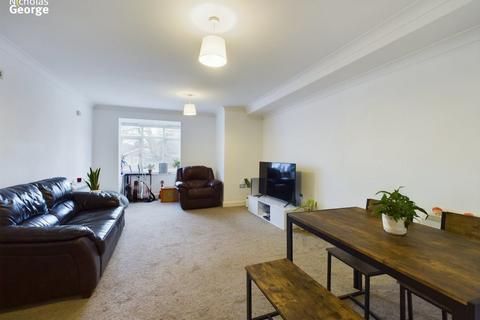 2 bedroom flat to rent, Trinity Court, Moseley, B13 9HW