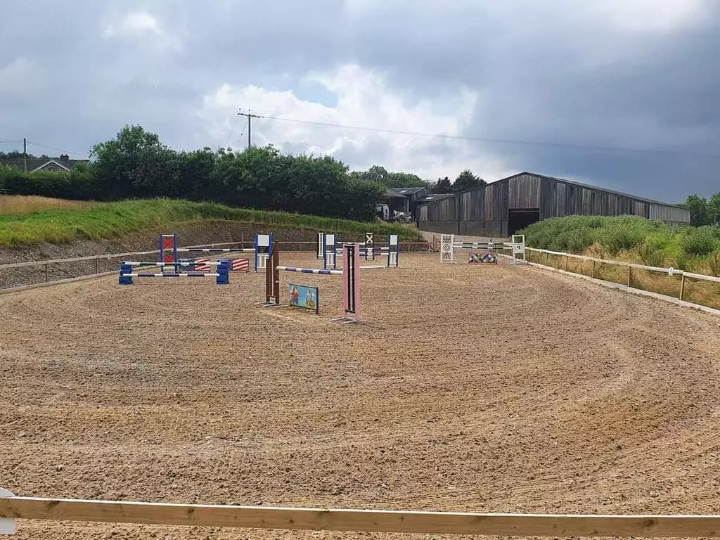 2 bedroom equestrian property for sale