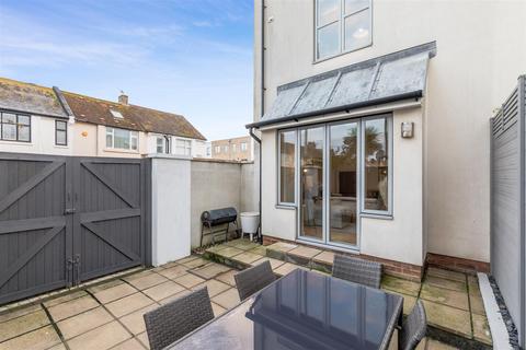 3 bedroom end of terrace house to rent, Bristol Gardens, Brighton, BN2 5JY