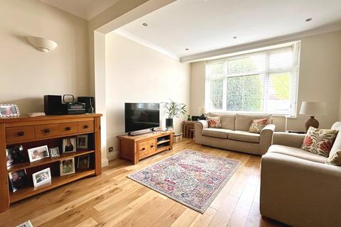 25 Fircroft Road, Chessington, KT9 1RN