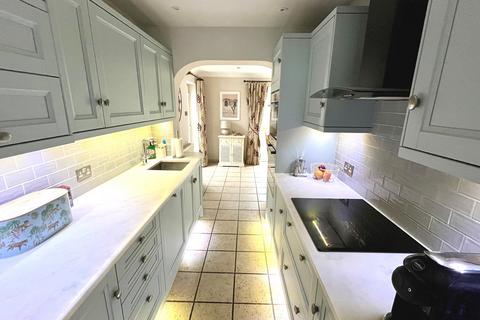 25 Fircroft Road, Chessington, KT9 1RN