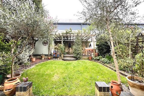 25 Fircroft Road, Chessington, KT9 1RN