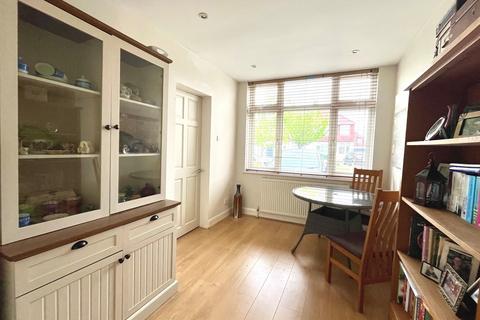 25 Fircroft Road, Chessington, KT9 1RN