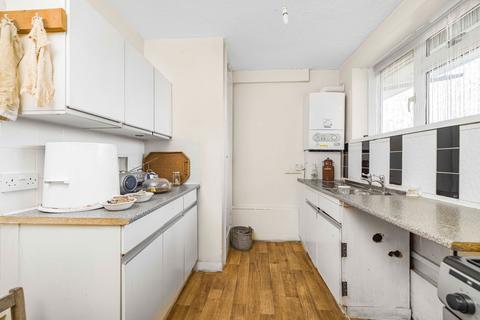 1 bedroom flat for sale, Gibbon Road, London SE15