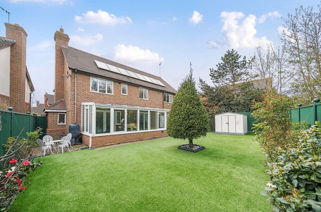 Linceslade Grove, Loughton, Milton Keynes 5 bed detached house for sale