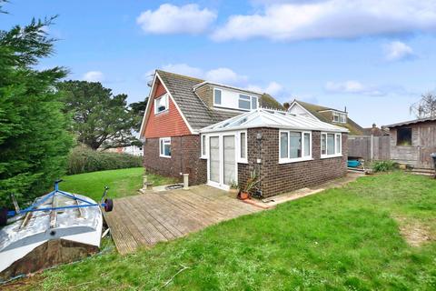 4 bedroom detached bungalow to rent, The Glade Seaview PO34