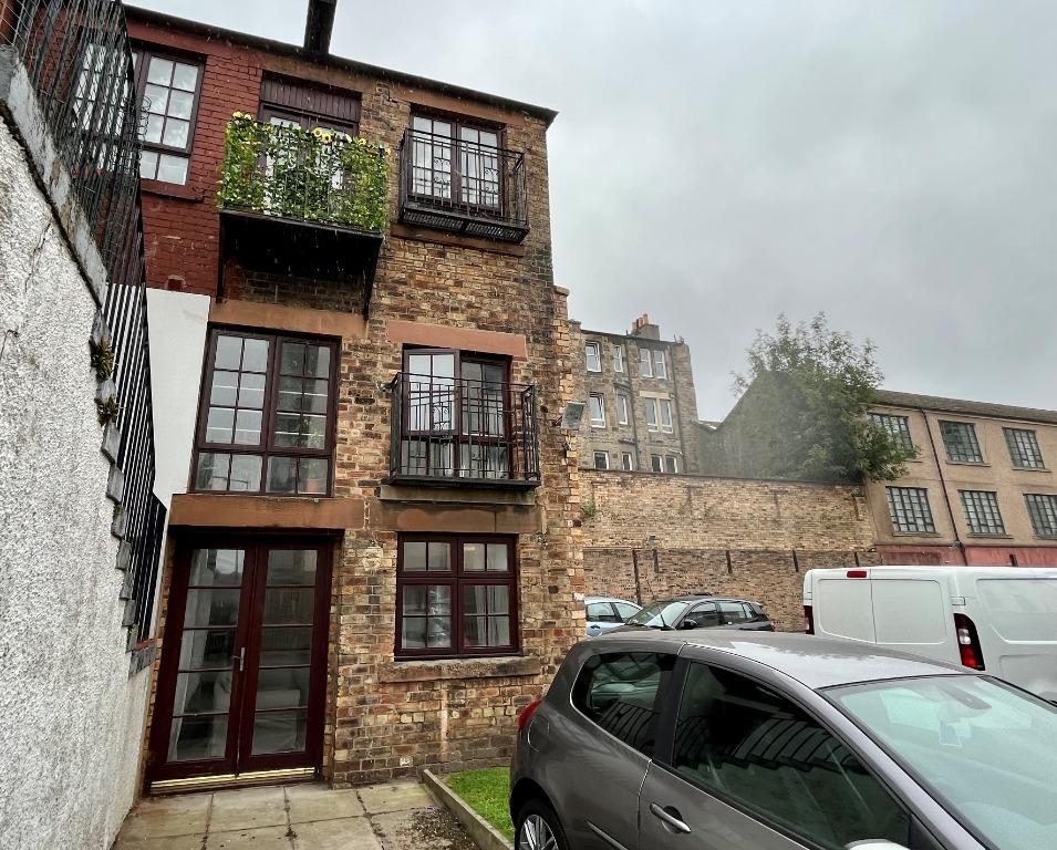 Bonnington Road Lane, Edinburgh EH6 2 bed flat £925 pcm (£213 pw)