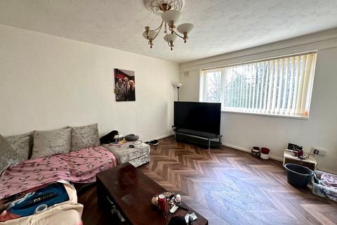 2 bedroom flat to rent, Cholmondeley Road, Salford, M6