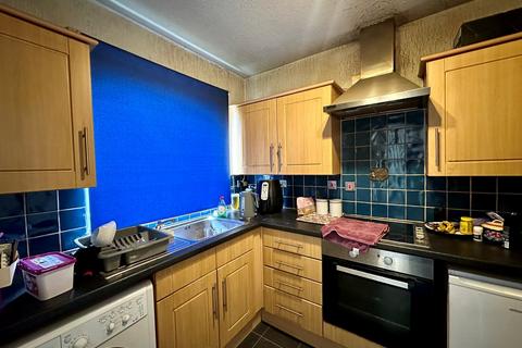 2 bedroom flat to rent, Cholmondeley Road, Salford, M6