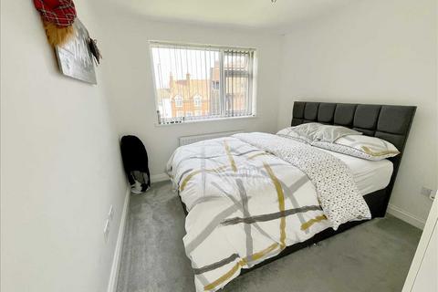 2 bedroom flat for sale, High Street, Bushey, WD23.