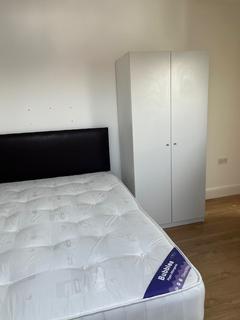 Studio to rent, Gladstone Park Gardens, London NW2