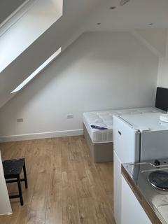 Studio to rent, Gladstone Park Gardens, London NW2