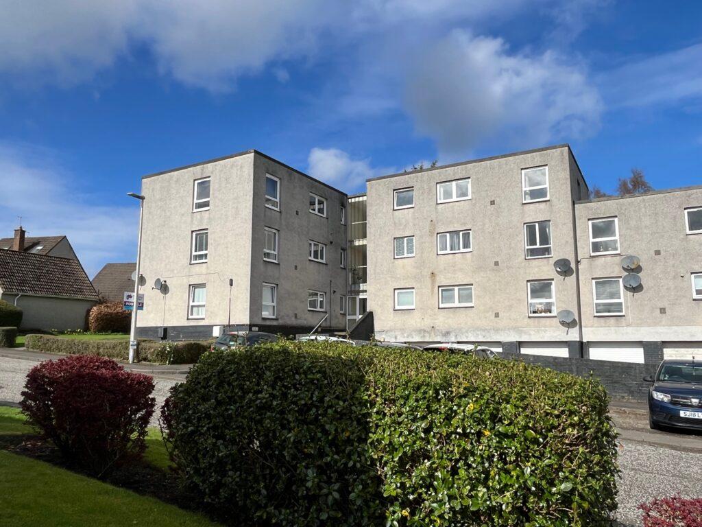 9 Easter Livilands Stirling FK7 0BQ 2 bed flat for sale £120,000
