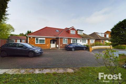 5 bedroom bungalow for sale, The Gardens, Feltham, TW14