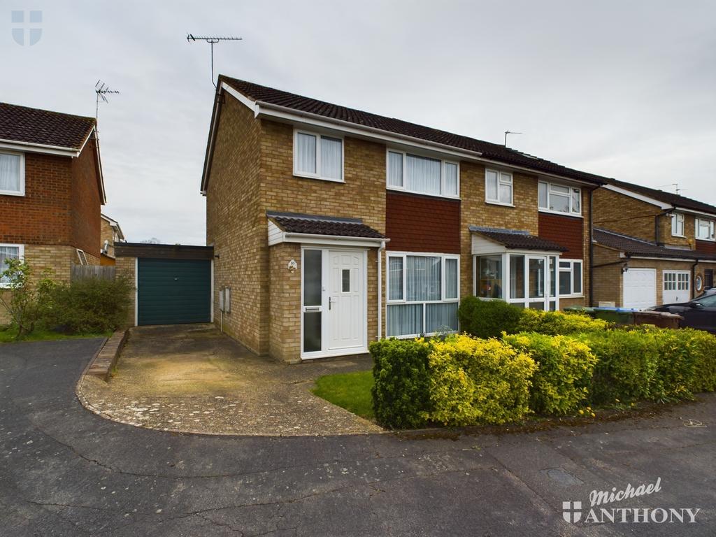 Dean Close, Aylesbury, Buckinghamshire 3 bed semidetached house for