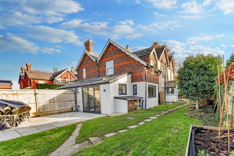 Dairy Lane, Walberton BN18 4 bed semidetached house £2,300 pcm (£531 pw)