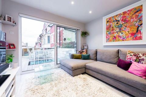 3 bedroom mews to rent - Mulberry Close, Hampstead, London, NW3