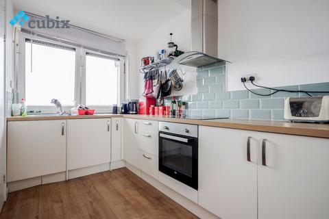 3 bedroom flat to rent, Madron Street, London SE17