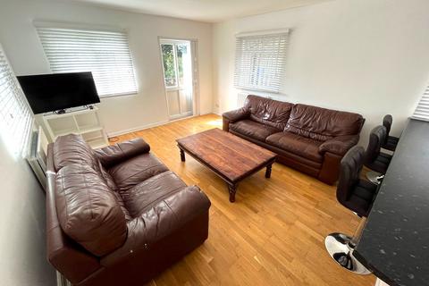 4 bedroom flat to rent, The Hollies, Third Avenue, Nottingham NG7
