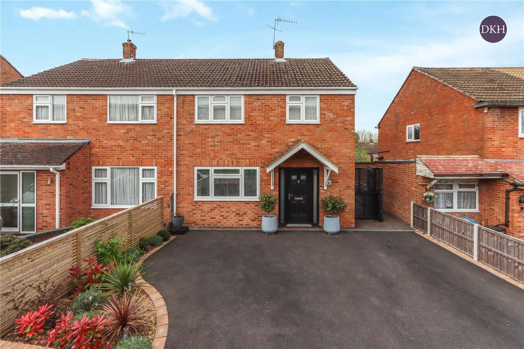 Linden Lea, Hertfordshire WD25 3 bed semidetached house for sale £