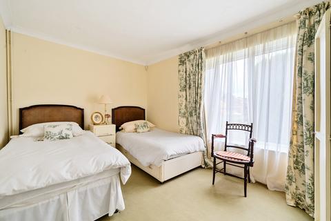 19 Birch Grove, Cobham, KT11 2HR