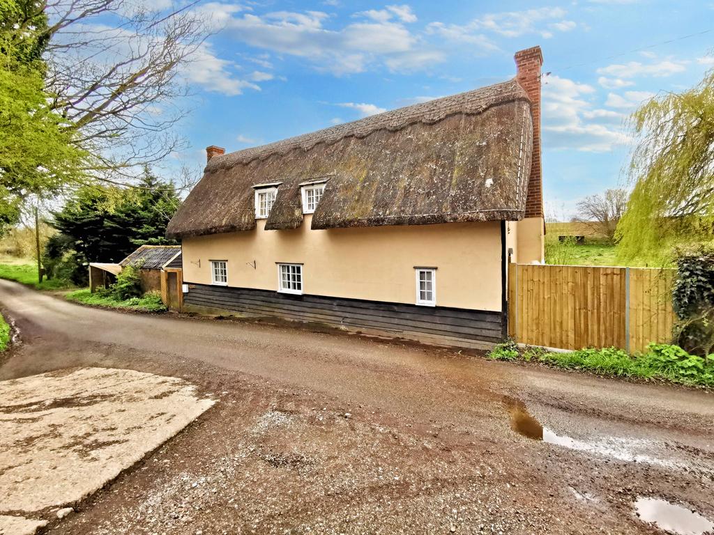 Water Lane, Shalford CM7 3 bed detached house £1,800 pcm (£415 pw)