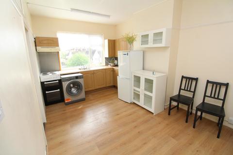 3 bedroom maisonette to rent, Well Hall Road, Eltham, SE9