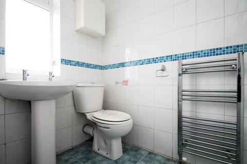 2 bedroom semi-detached house to rent, Montgomery Avenue, Chatham