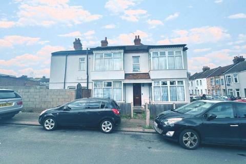 3 bedroom end of terrace house for sale, Claremont Road, Luton LU4