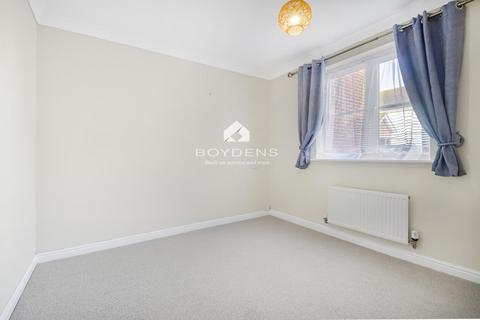 2 bedroom flat for sale, The Sheltons, Frinton-On-Sea CO13