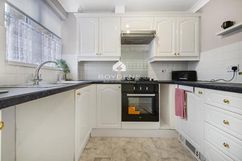 2 bedroom flat for sale, The Sheltons, Frinton-On-Sea CO13