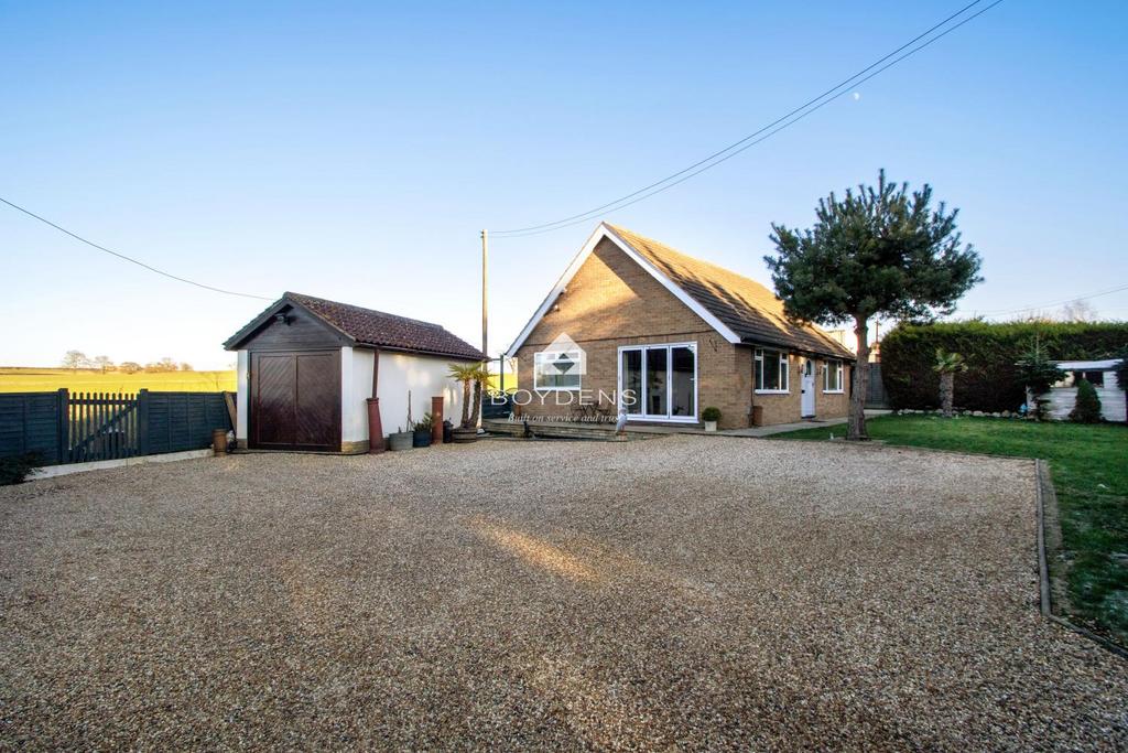Coggeshall Road, Braintree CM77 3 bed detached bungalow for sale £600,000