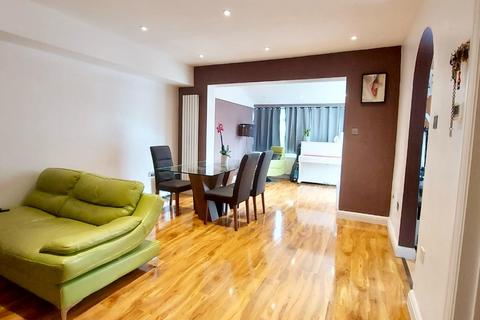 3 bedroom ground floor maisonette to rent, Colindeep Lane, London NW9