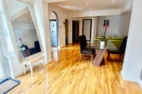 3 bedroom ground floor maisonette to rent, Colindeep Lane, London NW9