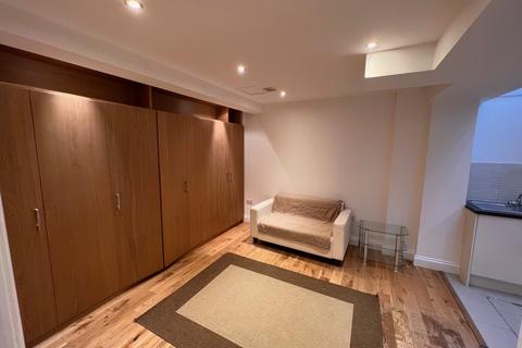Studio to rent, North End Road