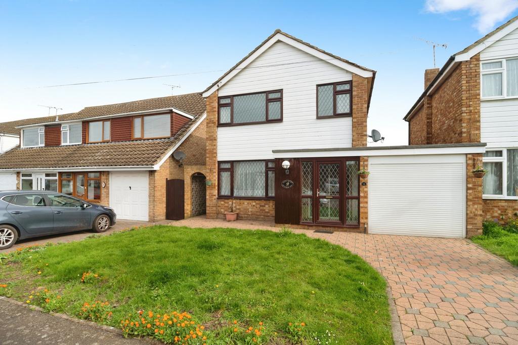 Windsor Way, Rayleigh, SS6 3 bed detached house for sale £400,000