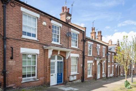 27 Town Hall Road, London, SW11 5NQ