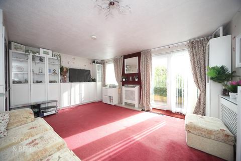 3 bedroom end of terrace house for sale, Devon Road, Luton, LU2