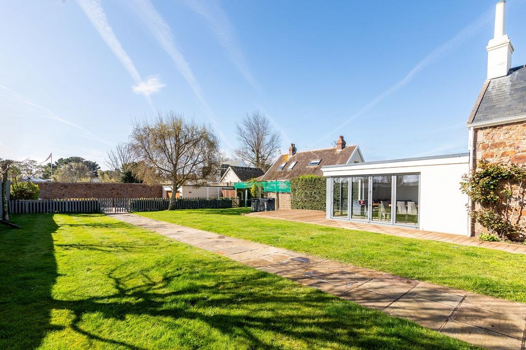 La Petite Sente, St. Clement, Jersey. JE2 6SN 6 bed terraced house for