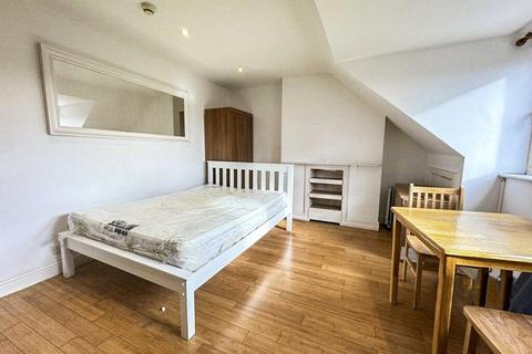 Studio to rent, Emanuel Avenue, London, W3